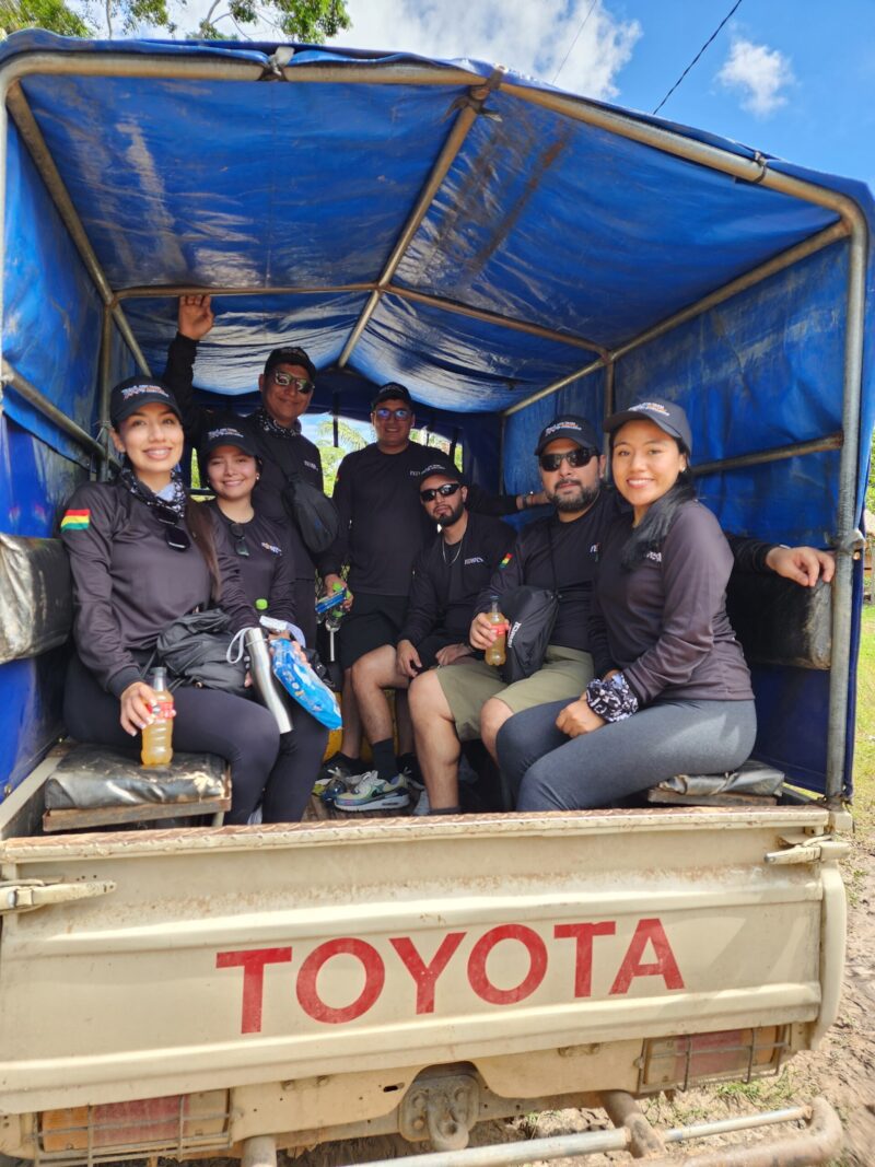 Equipe dans le camion